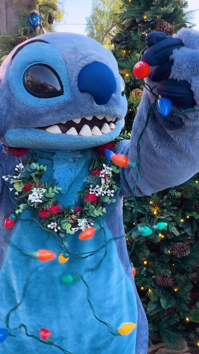 Watch Stitch light up the season on his journey to Santa’s nice list. 💡🎄✨ #DisneyHolidayMagic