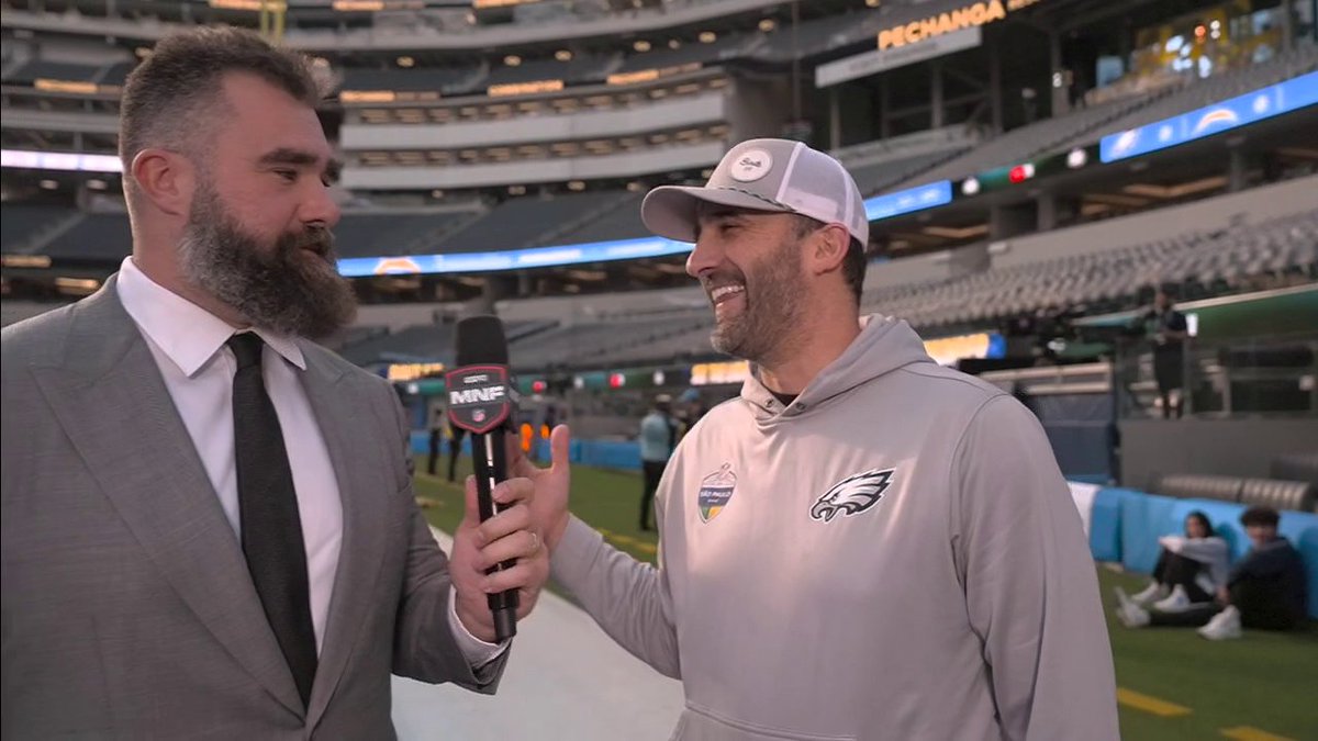 .Jason Kelce has all the hard questions for his former head coach Nick Sirianni 😅 "What's the deal with the bunny?"