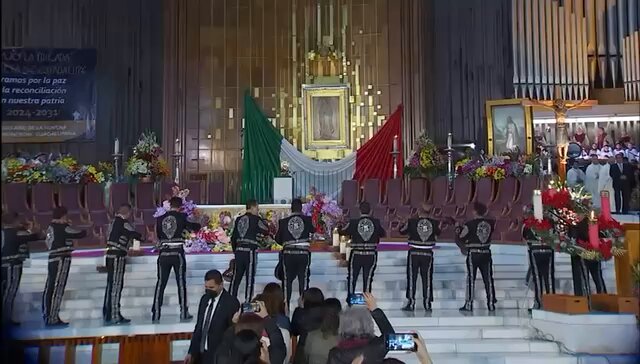 Nuestras tradicionales Mañanitas a la Virgen de Guadalupe, como cada año serán este 11 de diciembre a las 11pm a través de Las Estrellas. Ahí estaré como siempre, dándole las gracias con mi canto. Morenita linda, cúbrenos siempre con tu manto 🌹🌹🌹