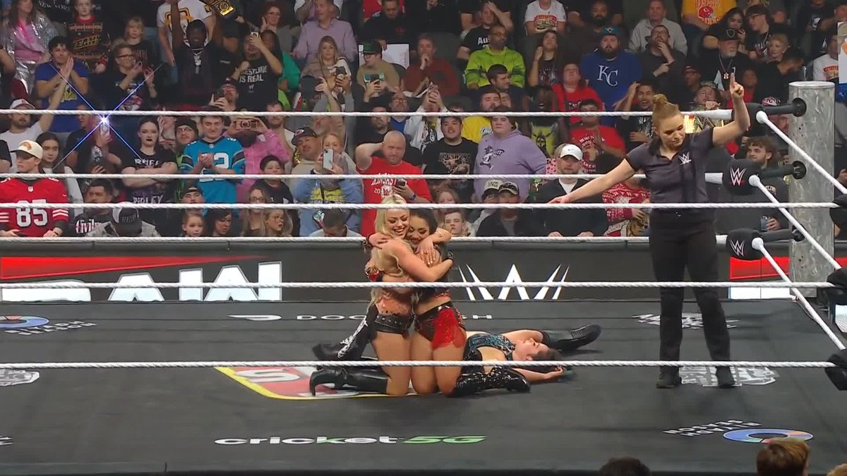Oh come on Liv 😒 Off the interference, Roxanne Perez picks up the W