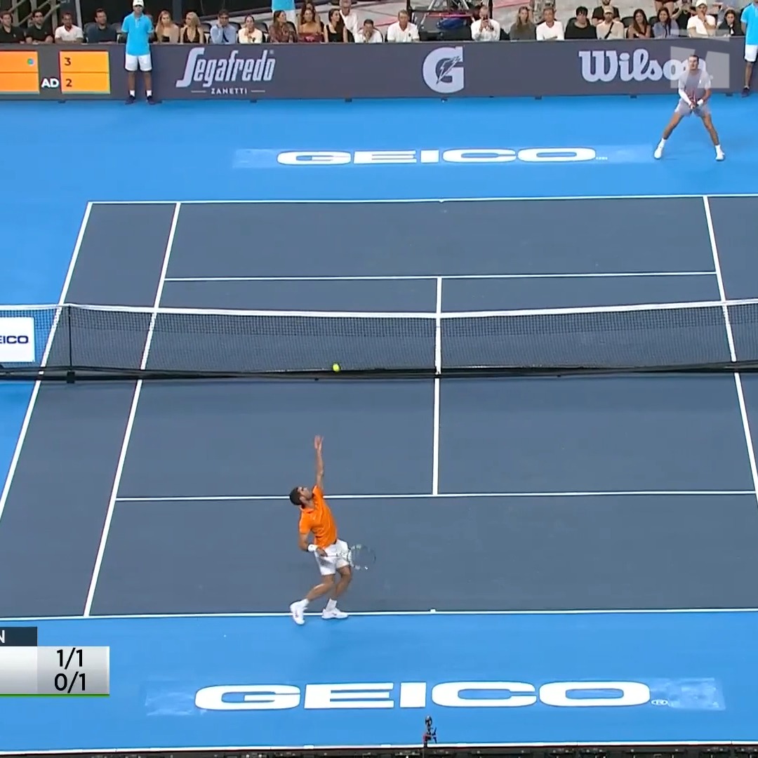 Fonseca outfoxes Carlos in the drop shot… God,the expectations is huge for this rivalry…Vamos