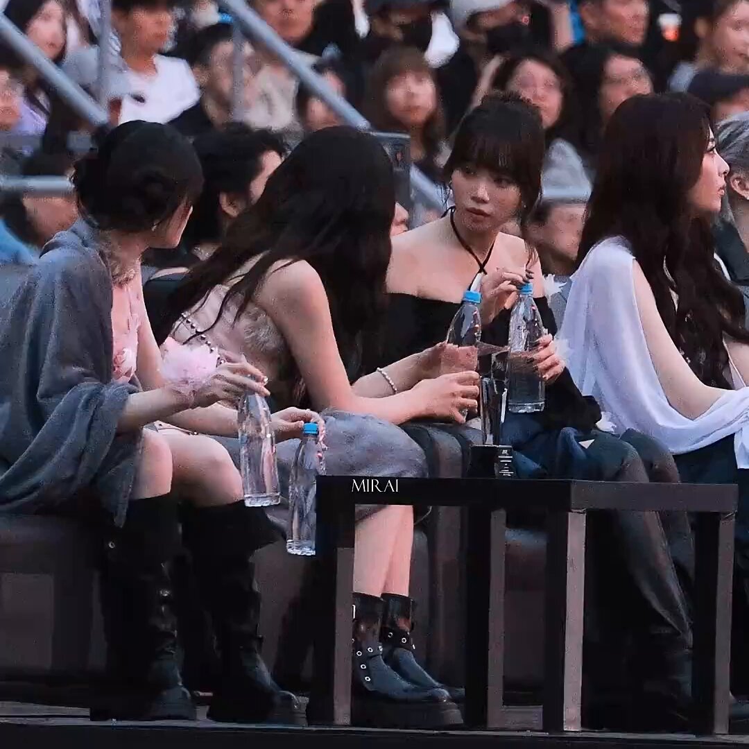 the water bottles being passed like a baton lmao