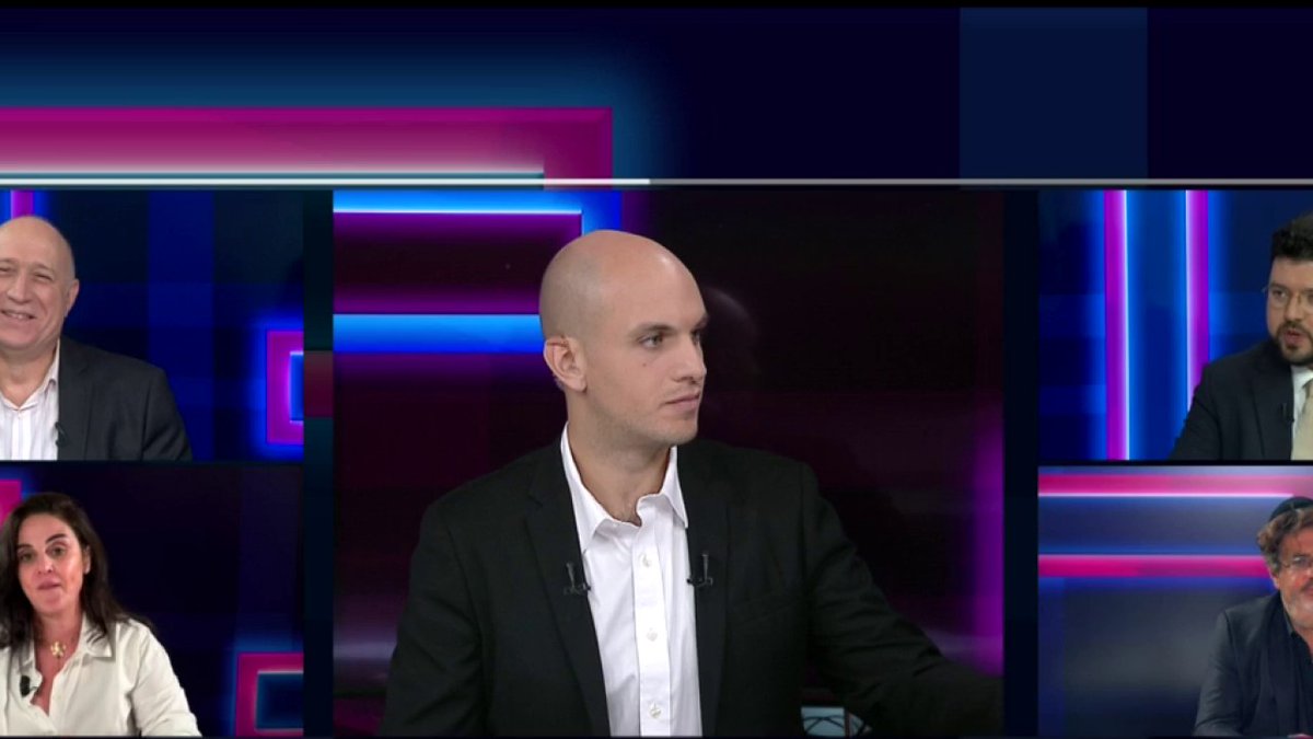 "Ce type, Zelensky, est un saltimbanque qui jouait tout nu de la guitare et qui dirige aujourd’hui l’un des gouvernements les plus corrompus du monde" Myriam Palomba (Myriam Palomba), journaliste, dans #ÇaSeDébat