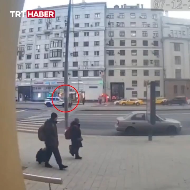 Moskova'da polis aracının çarptığı motosikletli hayatını kaybetti.