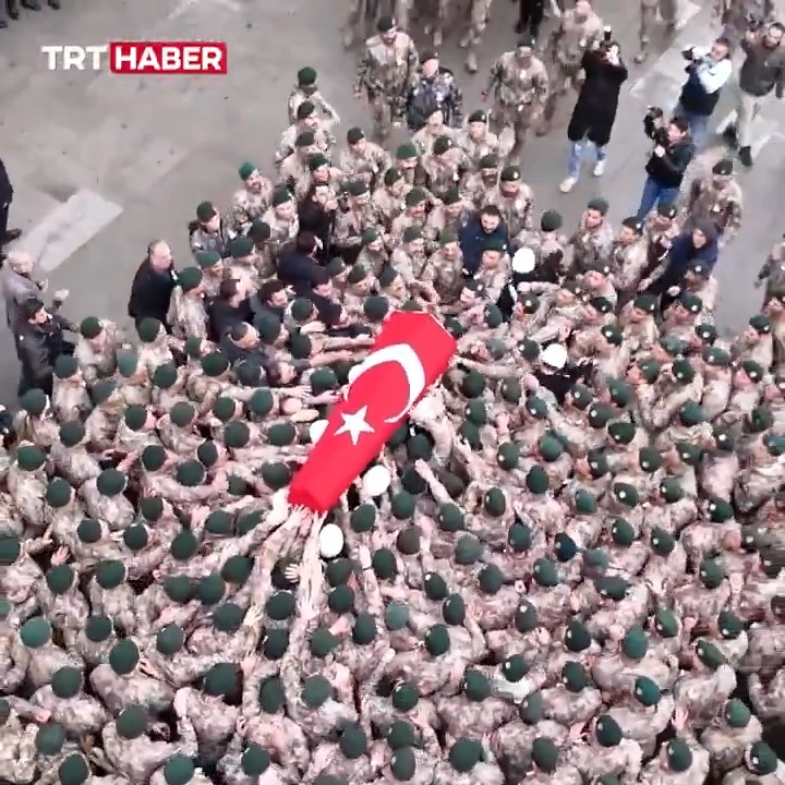 İstanbul'da uyuşturucu operasyonunda şehit düşen polisimiz Emre Albayrak'ı, mesai arkadaşları uğurladı.