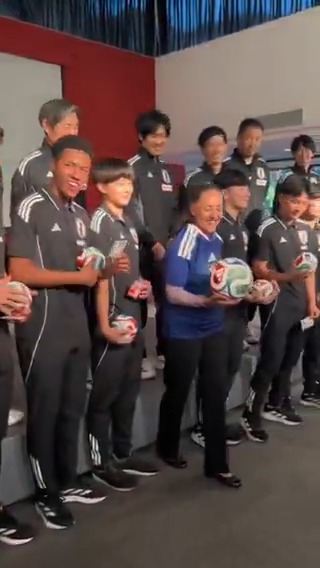 昨日は、サッカー日本代表U-17の皆さまにメキシコ大使館へお越しいただきました ⚽ スポーツを通じて国境を越える友情が生まれることを、とても嬉しく思います 🇲🇽🇯🇵 #amigotomodachi #WorldCup
