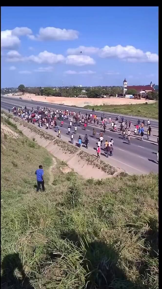 Dar es Salam people finally hit the road #D9 #D9TanganyikaDay #SuluhuMustFall 🇹🇿🔥✊🏽