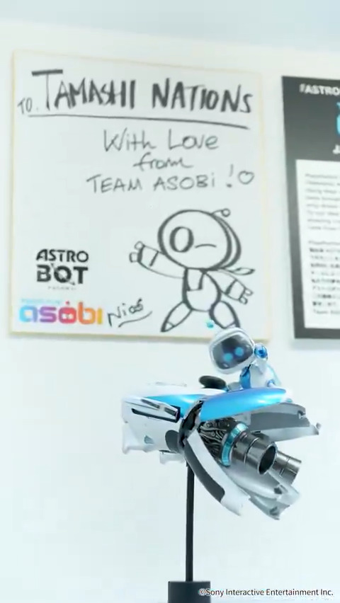 PlayStation®5の大人気タイトル『#アストロボット』より、「超合金 アストロボット ＆ デュアルスピーダー」が店頭予約受付中！ イベント『魂ネイション2025』の会場で展示されていた試作品を使って、手に持った時のサイズ感や、変形ギミックなどを動画でご紹介します！ #t_chogokin #ASTROBOT