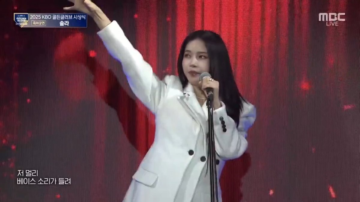 Solar performing BLUES at the KBO Golden Glove Awards, spitting fire and passion, then dropping her mic and walking off is so iconic 🔥 I love how she called out the audience to scream in the middle of the performance to heat up that normally reserved award ceremony!