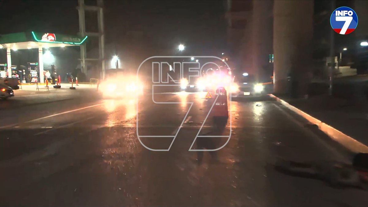 #ÚLTIMAHORA 🚨 Accidente vial en Av. Félix U. Gómez, Monterrey Un trabajador que se dirigía a su empleo fue atropellado esta madrugada sobre Av. Félix U. Gómez, en Monterrey. El conductor del automóvil involucrado se detuvo metros adelante del lugar. Cuerpos de rescate y autoridades ya se encuentran en la zona realizando las labores de atención y aseguramiento. Se recomienda a la ciudadanía extremar precauciones y considerar rutas alternas ante la movilización registrada.