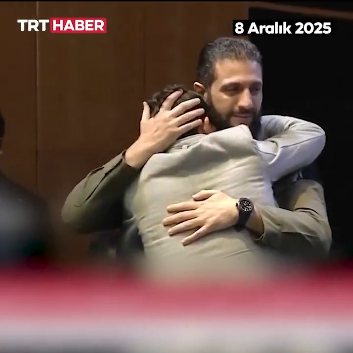 Henüz çocuktu zalim Esad'ın katliamlarına maruz kaldığında... "Esad bizi öldürdü, ne yaptık ki ona?" sözleriyle hafızalara kazınmıştı. O çocuk büyüdü ve Suriye'nin Kurtuluş Günü etkinliğinde sahnedeydi... Bu sefer sevinç gözyaşları döktü, Cumhurbaşkanı Ahmed Şara ile kucaklaştı.
