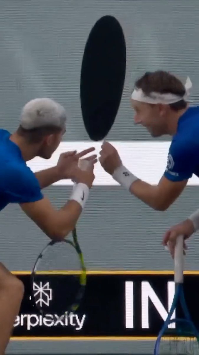 One of the funniest moments of 2025! 😆 Carlos Alcaraz and Casper Ruud had to check out just how close this hawkeye call really was... 🔎