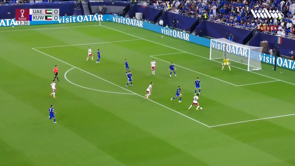 حكم المباراة يشير إلى علامة الجزاء لصالح الإمارات أمام الأزرق ⚽ تابعوا المباراة وباقي المواجهات في #كأس_العرب_على_شاشا 🏆💫 شاهد الآن مجاناً وبدون تسجيل دخول 📺