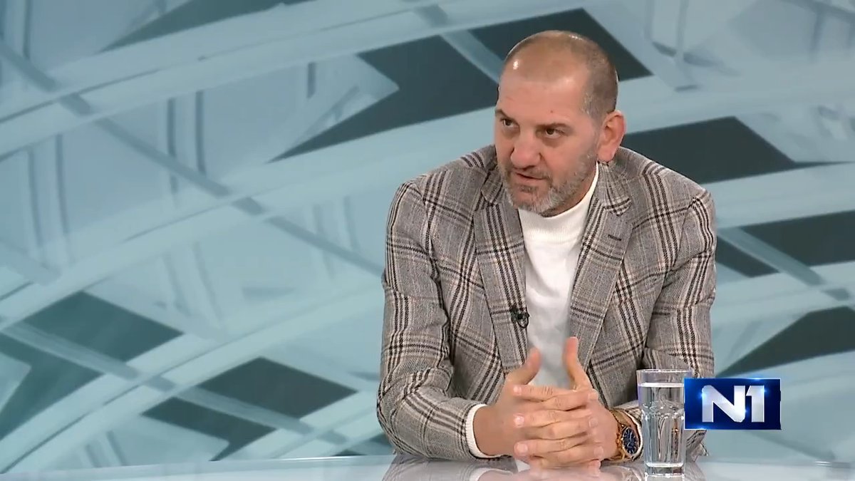Miloš Bešić, profesor FPN rekao je za N1 da je "vrlo predvidivo ono što će vladajuća stranka raditi u narednom periodu". "Pod jedan - pokušaće sve što mogu da urade da se iznutra konsoliduju, koliko toliko - to ne može da se vrati na nivo koji su imali. Pod dva, pokušaće da vrate imidž nepobedivosti i snage. I treća stvar - krenuće u nešto što bih nazvao disciplinovanjem nedisciplinovanih institucija. To je ovo što vidimo sa tužilaštvom", rekao je. Tatjana Aleksic