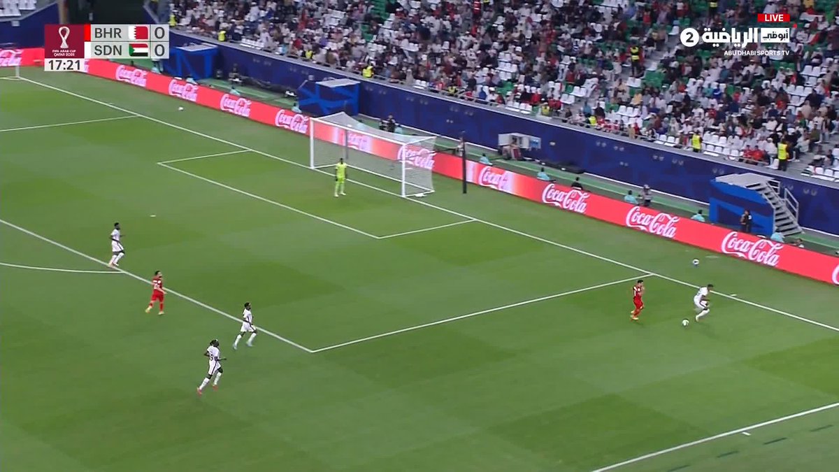 جنوووووووووووووووووووووووون؟؟؟؟؟؟؟؟ لاعب السودان يرتكب خطأ كارثي ويهدي الكره لمهاجم البحرين مهاجم البحرين يرتكب خطأ كارثي اخر ويهدرها وش ذا ياعالم؟😱💀