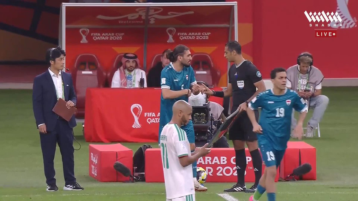 في مباراة الجزائر ضد العراق.. الحكم الرابع يرفض نزول أكرم هاشم لاعب العراق إلى الملعب لهذا السبب 👀