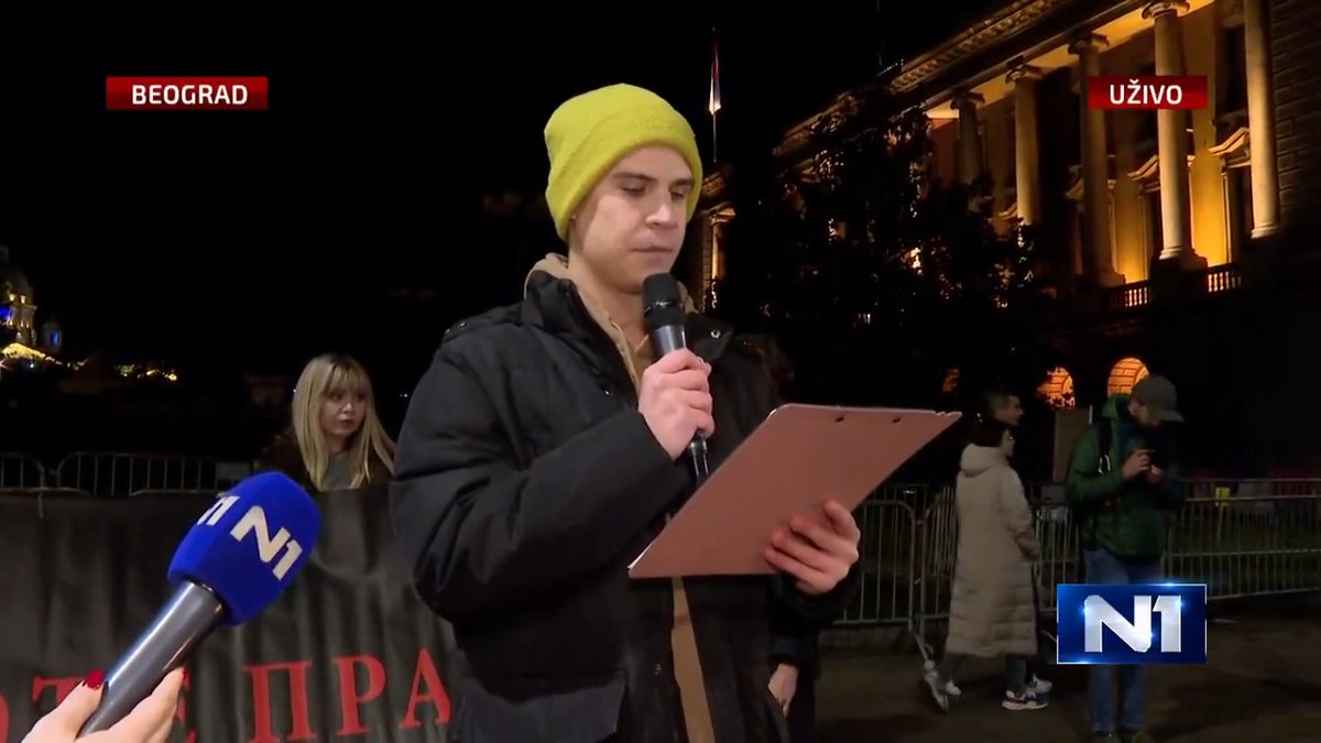 Studenti koji su se večeras okupili ispred Predsedništva obratili su se predsedniku Srbije Aleksandru Vučiću, poručili mu da ga narod više ne želi i pozvali ga da raspiše vanredne izbore.