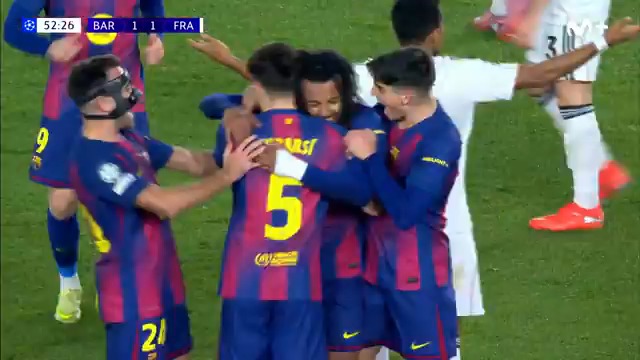 No se había sacado el córner y ya le estaba pinchando la cámara. Por lo que sea. Doblete de 𝑲𝒐𝒖𝒏𝒅𝒆́ ✌️. #UCL #LaCasaDelFútbol