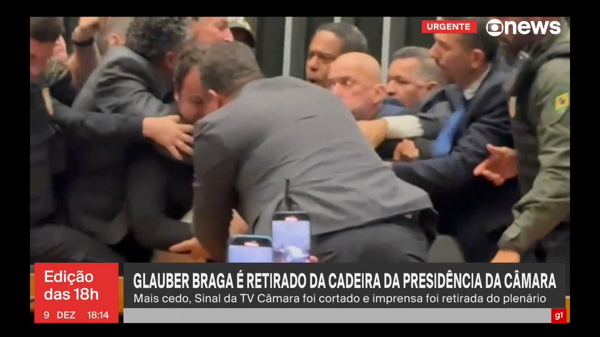 Polícia Legislativa retira o deputado Glauber Braga (PSOL) à força da cadeira da Presidência da Câmara. ➡️ Assista à #GloboNews: #Edição18