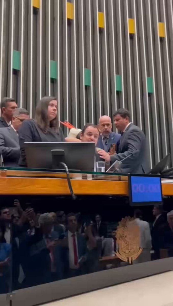 ABSURDO! 🚨 Momento de retirada à força de Glauber Braga. O diálogo não teve lugar. Hugo Motta com dois pesos e duas medidas: liberou todos os golpistas que ocuparam a mesa, pautou a cassação de Glauber junto à criminosa Zambelli e Ramagem e hoje, pauta a anistia e dosimetria de Bolsonaro. Vergonhoso! Tudo isso censurando meios de comunicação. #glauberfica