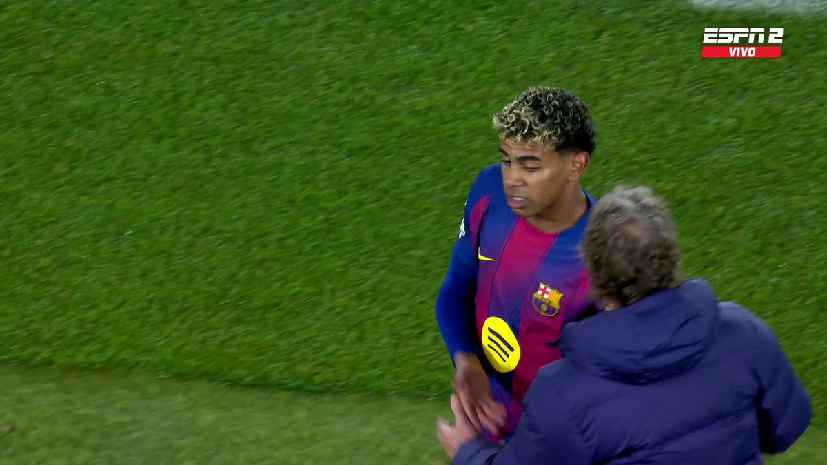 NO LE GUSTÓ NADA: la expresión de molestia de Lamine Yamal al ser reemplazado en el Camp Nou. 📺 Toda la #UCL por #DisneyPlus Plan Premium