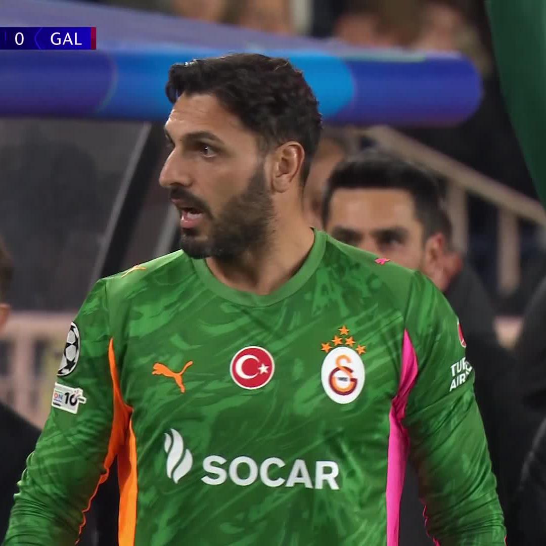Gala-Keeper Gรผvenc mit den bittersten ersten UCL-Sekunden aller Zeiten #UCL #DAZNmoment