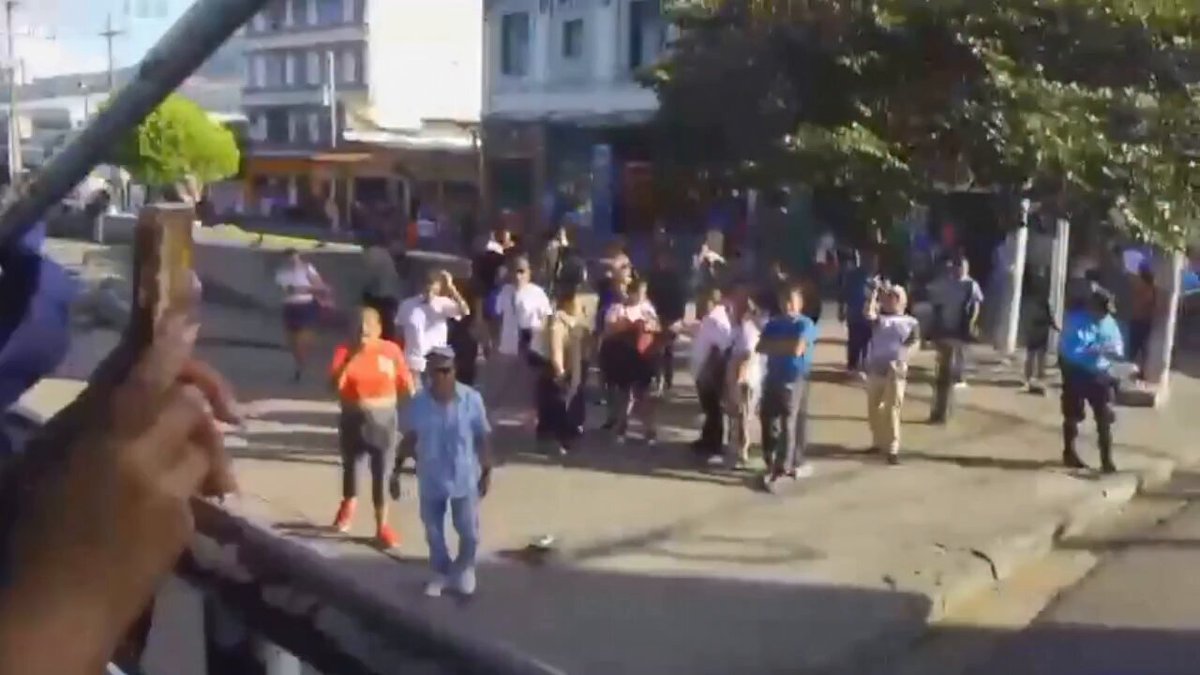 PESE A REITERADAS NOTIFICACIONES VENDEDORES INSISTEN OCUPAR CALLES DEL CENTRO HISTÓRICO Tras múltiples advertencias y reiteradas notificaciones los comerciantes quieren ocupar aceras y calles para vender en lugar de ingresar a los mercados. La Alcaldía de San Salvador Centro ejecutó este día un operativo para resguardar mercadería colocada en zonas libres de ventas del Centro Histórico. El objetivo, señalaron autoridades, es garantizar áreas peatonales seguras, ordenadas y libres de ventas en zonas de la capital donde antes reinaba el caos y delincuentes ordenaban entre los puestos de ventas, algunas de ellas "fachadas" y vinculadas a maras. Varias de las vendedores agredieron, insultaron y lanzaron cosas a los agentes del CAM.