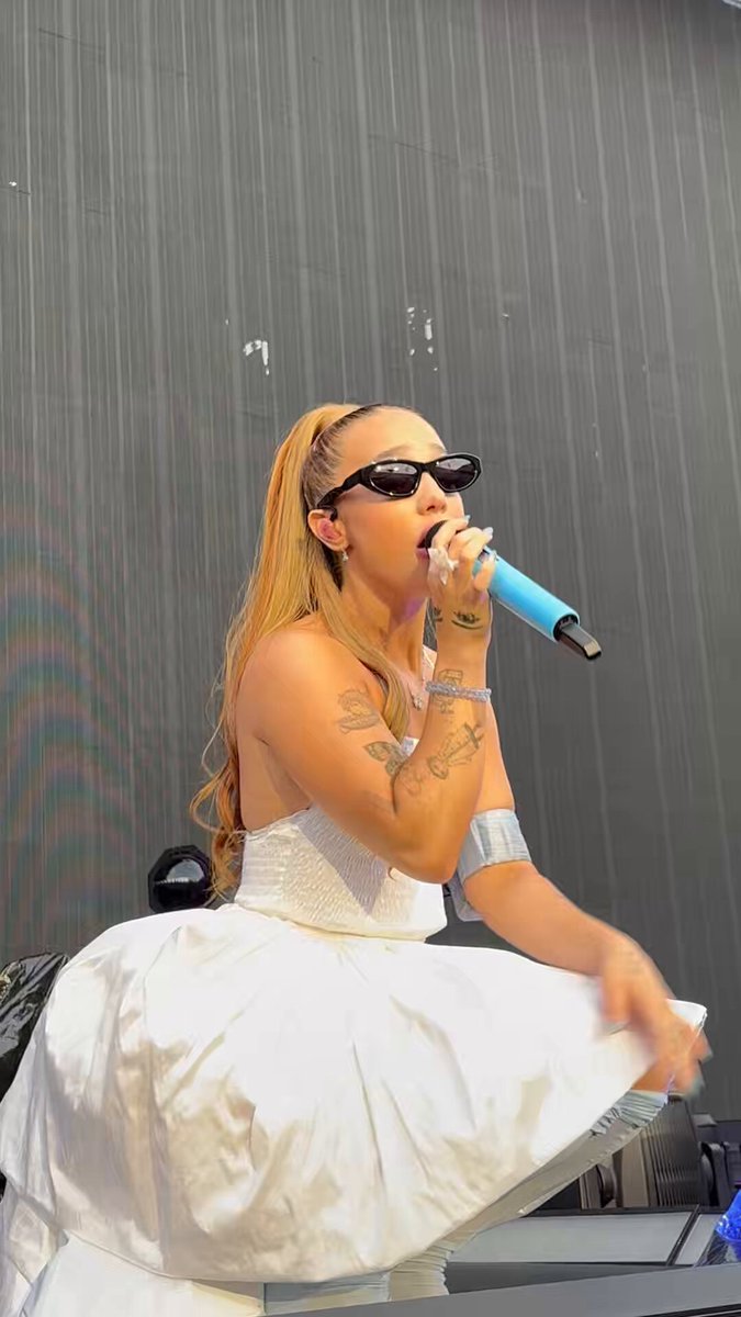 Ángela Torres cantando ‘VÉRTIGO’ en el Estadio Vélez siendo telonera de Shakira. #AngelaTorresXShakira