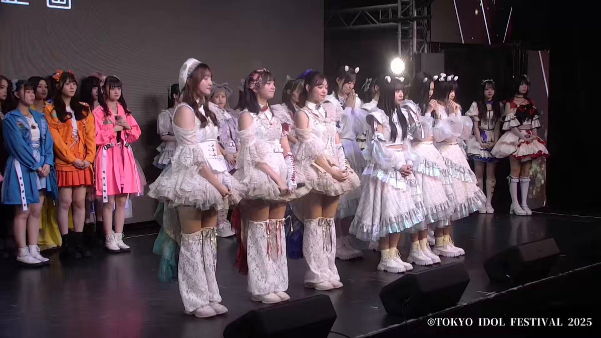 ／ Devil ANTHEM.「FNS歌謡祭」出演記念キャンペーン ＼ 本日放送の「FNS歌謡祭」出演を記念してXキャンペーンを開催❗️ Amazonギフト券1,000円分等総勢100名様に豪華プレゼントが当たります🎁 【応募方法】 ①Devil ANTHEM. をフォロー ②このポストをリポスト ③#デビルアンセムってなに のハッシュタグをつけて応援コメントをポストor引用ポスト 更に #デビルアンセムってなに をつけてDevil ANTHEM.の写真やイラストを投稿してくれた方の中から 抽選で3名様に【メンバー全員のサイン入りチェキ】が当たるWチャンスも！ 【応募期間】 12月10日(水)10:00〜12月12日(金)23:59 まで ※おひとり様何回ポストしていただいてもOKです。 ※当選者には後日、DMにてご連絡させていただきます。 たくさんの応援をお待ちしています🖐️