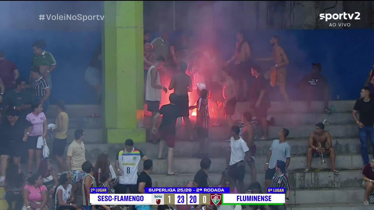 CONFUSÃO E CENAS LAMENTÁVEIS! Torcedores do Fluminense acendem sinalizador e brigam na arquibancada durante duelo contra o Sesc-Flamengo, pela Superliga Feminina de Vôlei. Jogo foi paralisado. #volei #fluminense #sescflamengo #superligafeminina