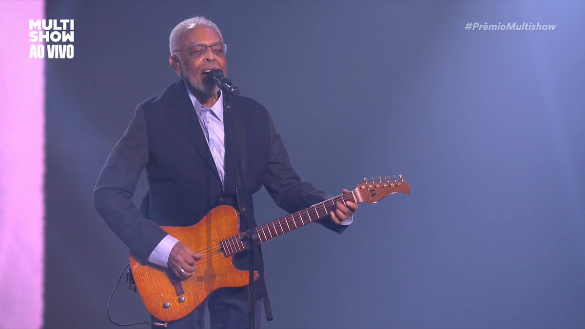 Grande homenageado da noite, Gilberto Gil encerra o #PremioMultishow com “Andar Com Fé” com telão repleto de fotos com sua filha Preta Gil. Um verdadeiro e resiliente ARTISTA. Pra sempre, Gil! 🤍