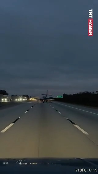 ABD’de otoyola acil iniş yapan küçük uçak, bir araca çarptı.