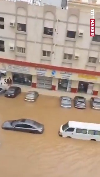 Mekke’de şiddetli yağışın ardından yollar göle döndü.