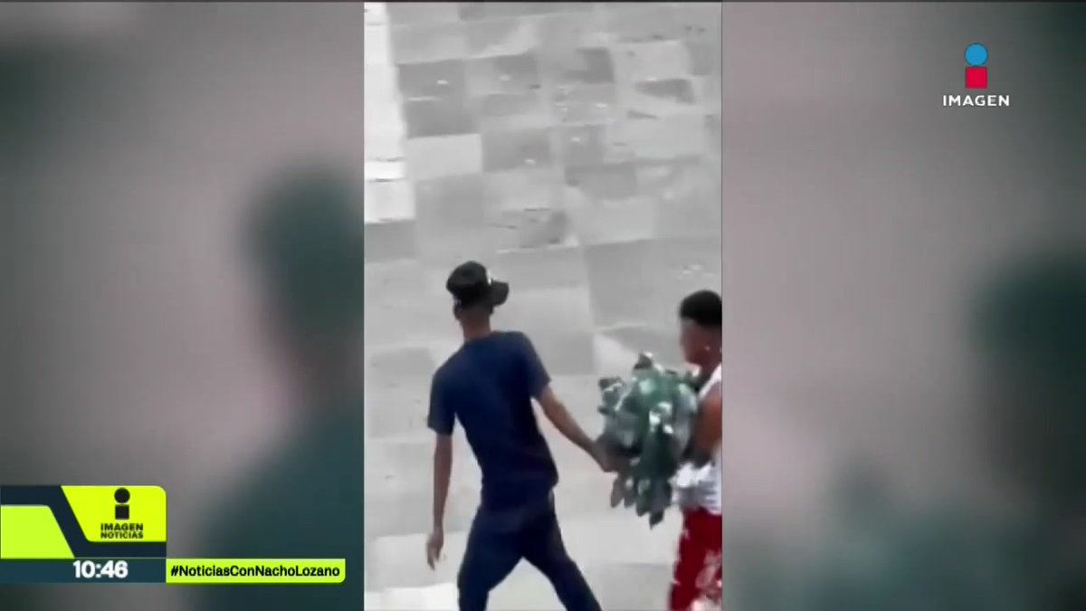 Dos sujetos atraparon y se llevaron a al menos 100 palomas que se concentraron en un punto de Aguascalientes. Una cámara de seguridad grabó el momento en el que aventaron una red para capturarlas. Ambos fueron detenidos, argumentaron que las querían entrenar como mensajeras: