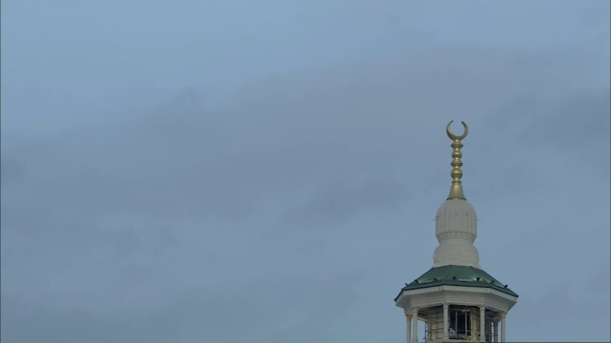 مشهد صباحي آسر .. سحب ركامية ترتسم الآن فوق المسجد الحرام. -