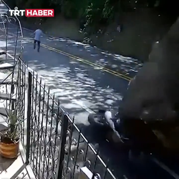 Dağdan kopan dev kaya parçasının altında kalmaktan son anda kurtuldular. 📍Kolombiya