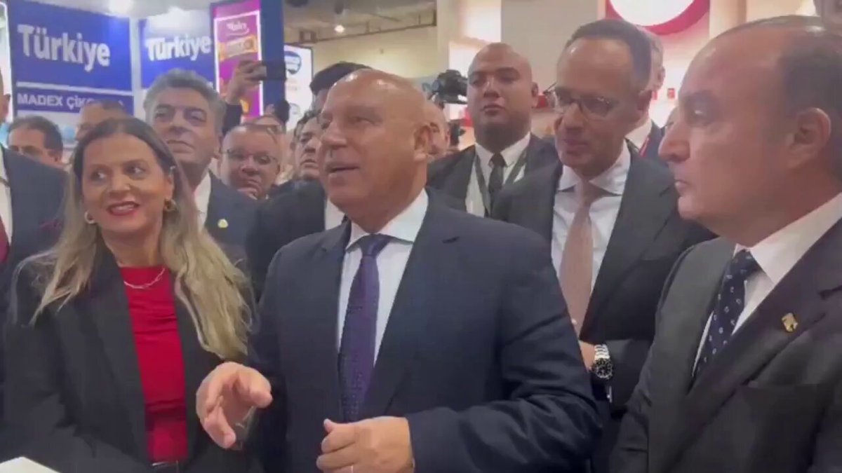 كامل الوزير لمستثمر سوري خدت الجنسية ولا لسه؟ المستثمر السوري : لسه َكامل الوزير : تعرف امتي تاخد الجنسية؟ لو خدت 10 أو 15 او 20 ألف فدان في الصحرا وزرعتهم المستثمر السوري : جاهزين يلا وزع من ارض ماما لضيوف رئيسك وطظ في المصريين !! والجنسية هديه لجماعات مشبوهة ووراها مصايب..!