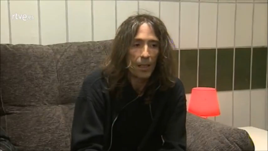 Recordamos a Robe Iniesta, líder de la banda de rock Extremoduro, con una selección de sus mejores vídeos en @RTVE. El músico extremeño ha fallecido a la edad de 63 años --> #DEP