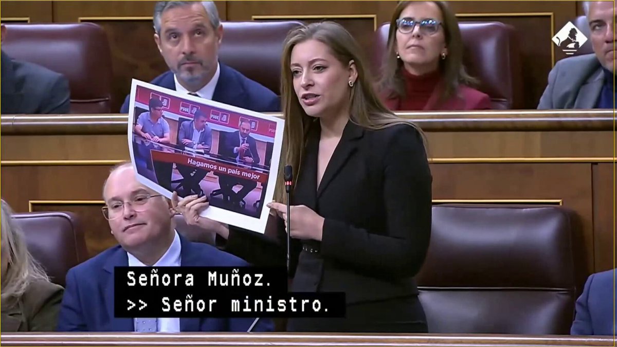 🔵🗣️ Ester Muñoz enseña a Bolaños una foto de Ábalos, Cerdán y Salazar: "Sánchez ha vivido de la prostitución con normalidad. ¿A quién le va a sorprender que haya escogido a estos personajes para gobernar el PSOE?