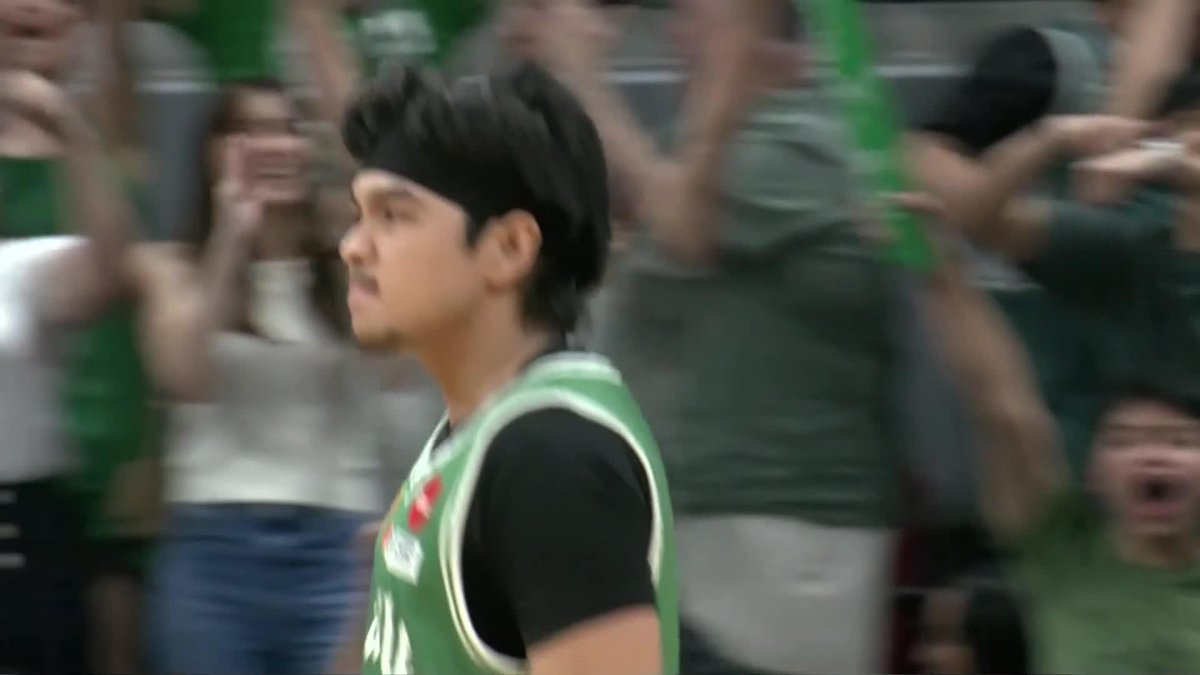COOL CUB ON CLUTCH 🔥🔥🔥 Jacob Cortez goes on clutch mode and scores a crucial triple for the DLSU Green Archers against the UP Fighting Maroons in the fourth quarter of the #UAAPSeason88 men's basketball tournament Finals Game 1! #StrengthInMotionHopeInAction