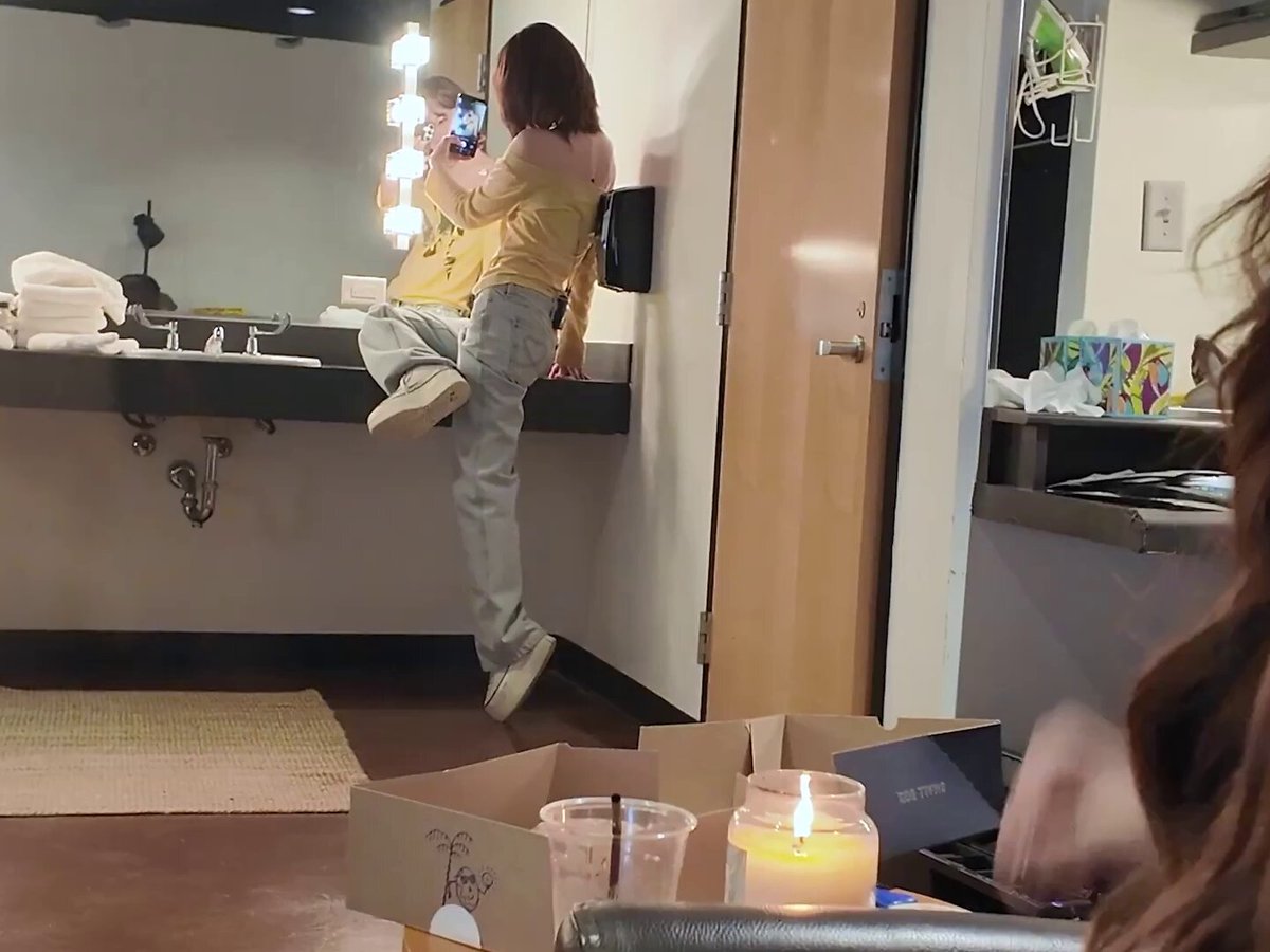 yunjin and kazuha making fun of chaewon being on her toes to take her mirror selca 😭
