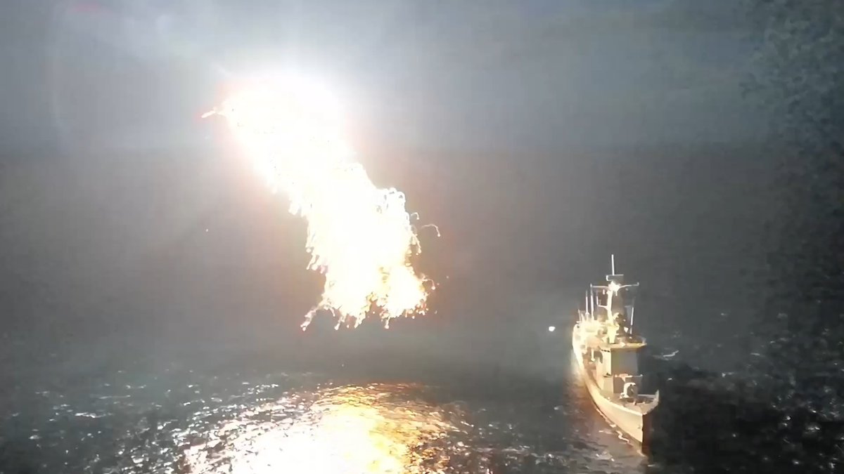 ⚓ A behind-the-scenes look at #SNMG1 flagship HNLMS Van Amstel training in the High North. Her SRBOC system fires decoy rounds to confuse incoming missiles, technology and training that keep our crews safe. Always ready. Always vigilant. ⚓#WeAreNATO