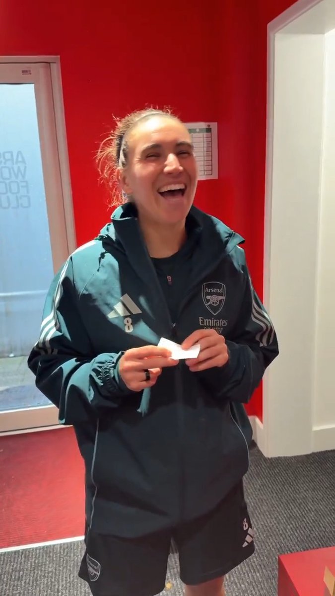It’s Day 10 of our Advent Calendar 🎄 Mariona providing the wholesome content 🥹 Beth and Steph providing the laughs 😂