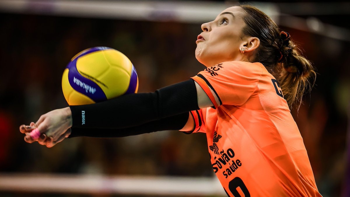 #ClubWCH: CAMILA BRAIT 🇧🇷 WORKING HER MAGIC! ✨ One of the greatest liberos of all time, 💖 Queen Brait lit up São Paulo on Opening Day, as her beloved Osasco 🇧🇷 swept Alianza Lima 🇵🇪 in straight sets. 📺 Catch the action on VBTV: 🏐 #Volleyball #Volei