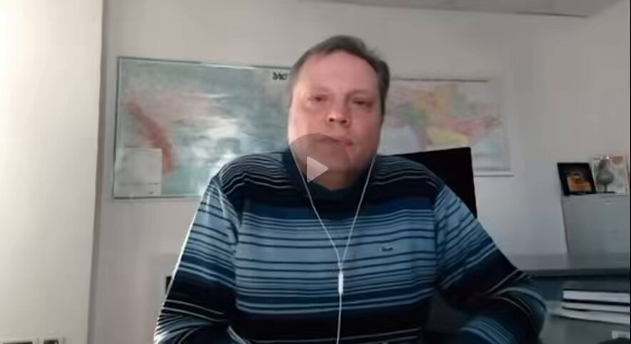 Замість того, щоб після московських ударів по українській енергетиці відключати від електроенергії прокачку московської нафти до Угорщини, яка забирає у нас десь 100 МВт, зеленський відключає світло у простих українців. Отакі в нього пріоритети.