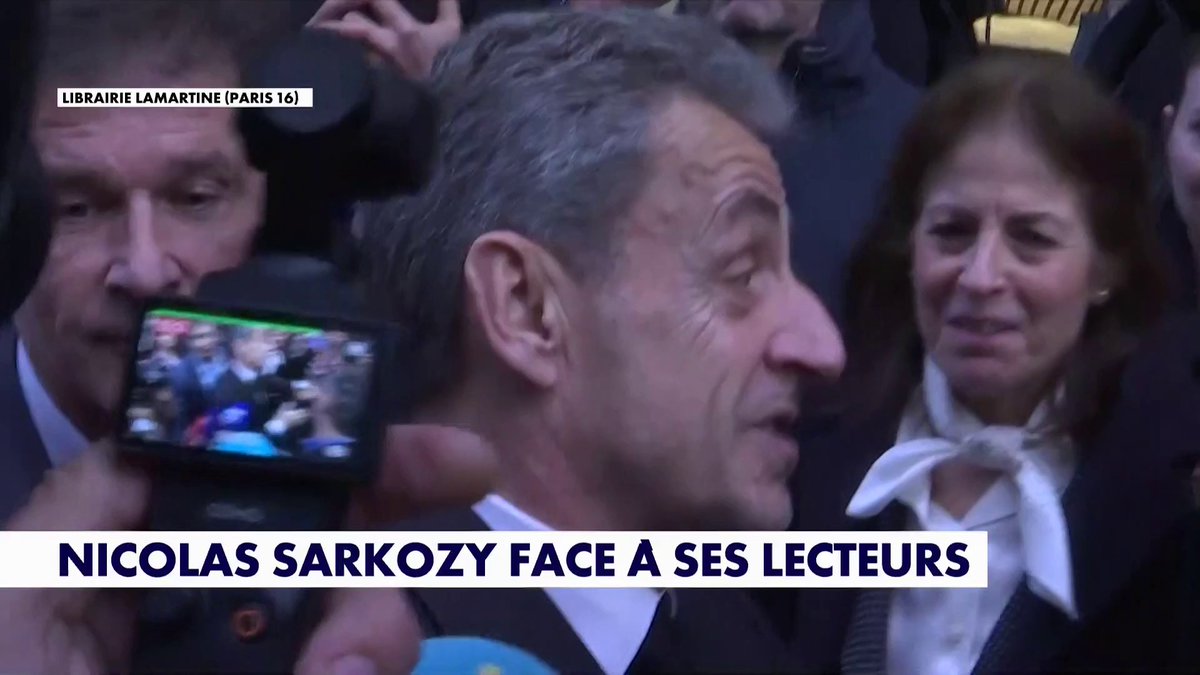 En route pour une séance de dédicaces de son nouveau livre, Nicolas Sarkozy connaît un véritable bain de foule