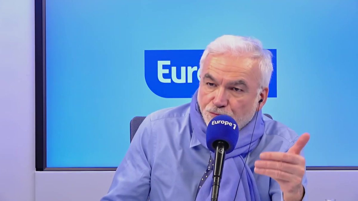 Bain de foule pour Nicolas Sarkozy pour son nouveau livre "J'ai lu le livre ! Il est extrêmement sensible, émouvant et il raconte, jour par jour, ses moments en prison avec l'injustice qu'il a subie" réagit Pascal Praud dans #PascalPraudEtVous sur #Europe1