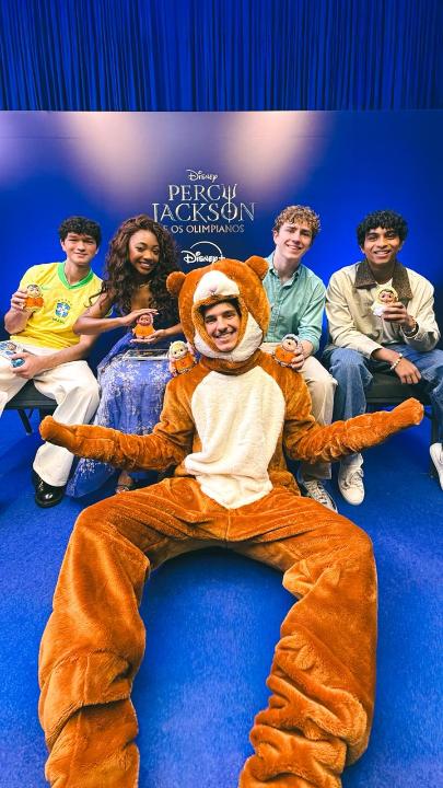 Olimpupus, Demie Gods, Morango do Amor (azul!): o elenco de #PercyJackson e os Olimpianos conheceu, e amou, os maiores surtos brasileiros de 2025. 👀