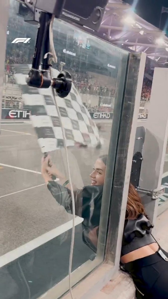 Ana de Armas waved the chequered flag in Abu Dhabi to conclude our season! 🏁✨ #F1 #AbuDhabiGP