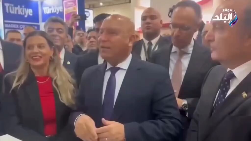 يعني ايه مسؤل يمنح الجنسية المصرية مقابل انهم يمتلكوا ارض ويزرعوها! طيب ما تعطيها للشباب المصري ويزرعها طب ما تعمل تسهيلات للمصريين هل ده شيء قانونى او دستوري تملك الارض لغير المصريين!